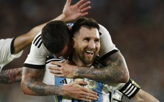 Messi lập hat-trick, vượt cột mốc 100 bàn cho Argentina