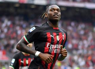  Mặc dù thua trận trước Inter, AC Milan vẫn thành công trong việc giữ chân Rafael Leao. 