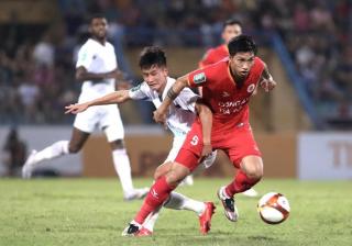 HLV Troussier nhận tin choáng váng từ hậu vệ trái số 1 Việt Nam