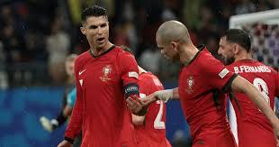 Ronaldo và Pepe dắt tay nhau đi vào lịch sử EURO