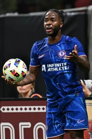 Chelsea mắc sai lầm ngớ ngẩn với Sterling