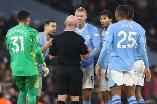 Man City đánh rơi chiến thắng khó tin, HLV Pep Guardiola vô tình làm trầy mũi