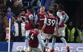 Chelsea lội ngược dòng hạ West Ham, vươn lên top 4 Ngoại hạng Anh