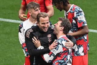 Harry Kane ăn mừng hụt khi Bayern Munich lỡ cơ hội vô địch Bundesliga sớm