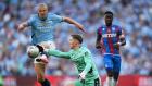 Wayne Rooney phẫn nộ, đòi loại bỏ VAR sau pha xử lý gây tranh cãi của Dean Henderson