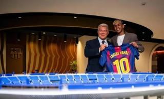 Lamine Yamal chính thức khoác áo số 10 huyền thoại tại Barcelona