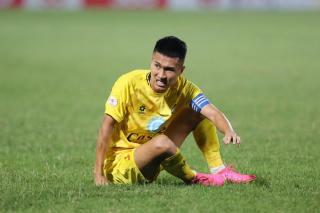 Doãn Ngọc Tân chia tay lượt đi V-League 2025/26 vì chấn thương nặng
