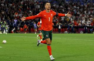 Ronaldo lập kỷ lục lịch sử, Bồ Đào Nha thắng nghẹt thở Hungary