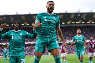 Salah phá kỷ lục phạt đền, Liverpool giữ mạch toàn thắng ở Ngoại hạng Anh