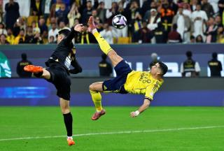 Ronaldo tái hiện siêu phẩm ngả bàn đèn, tiến gần cột mốc 1.000 bàn thắng sau trận Al Nassr 4-1 Al Khaleej