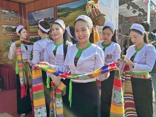 Chiếc khăn trắng của phụ nữ Mường: Dấu ấn bản sắc được trao truyền qua nhiều thế hệ