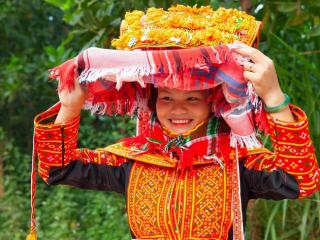 Người Dao Lô Gang gìn giữ trang phục truyền thống từ nếp nhà đến bản làng