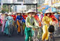 Áo dài rực sắc giữa phố biển Khánh Hòa